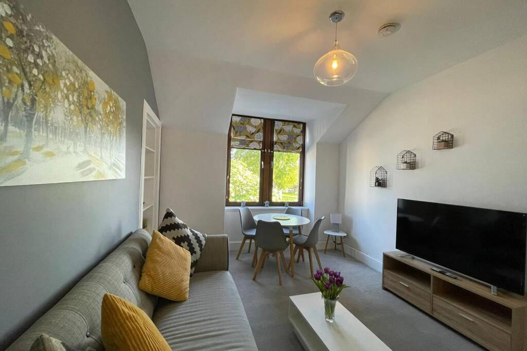 No 10 Immaculate City Centre, Top Floor 2 Bed Flat With Free Parking Inverness Eksteriør bilde