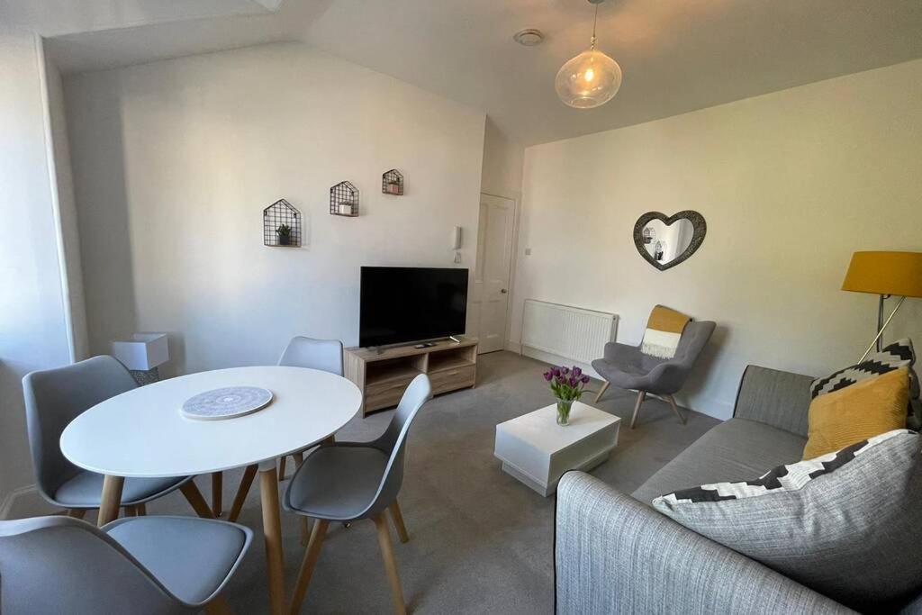 No 10 Immaculate City Centre, Top Floor 2 Bed Flat With Free Parking Inverness Eksteriør bilde